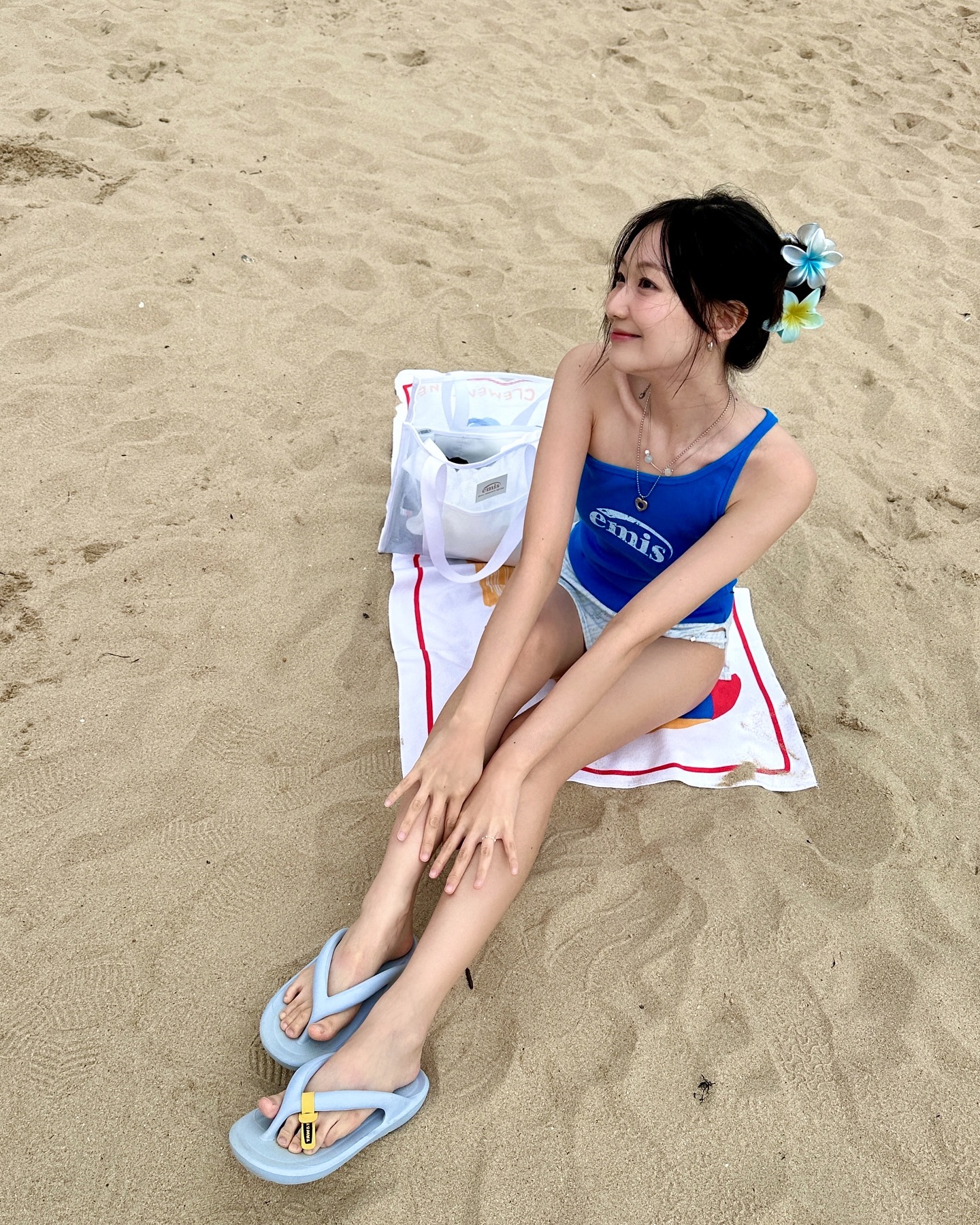 [Lovelyz] Ryu Su-jeong wearing cool blue beachwear on the beach +