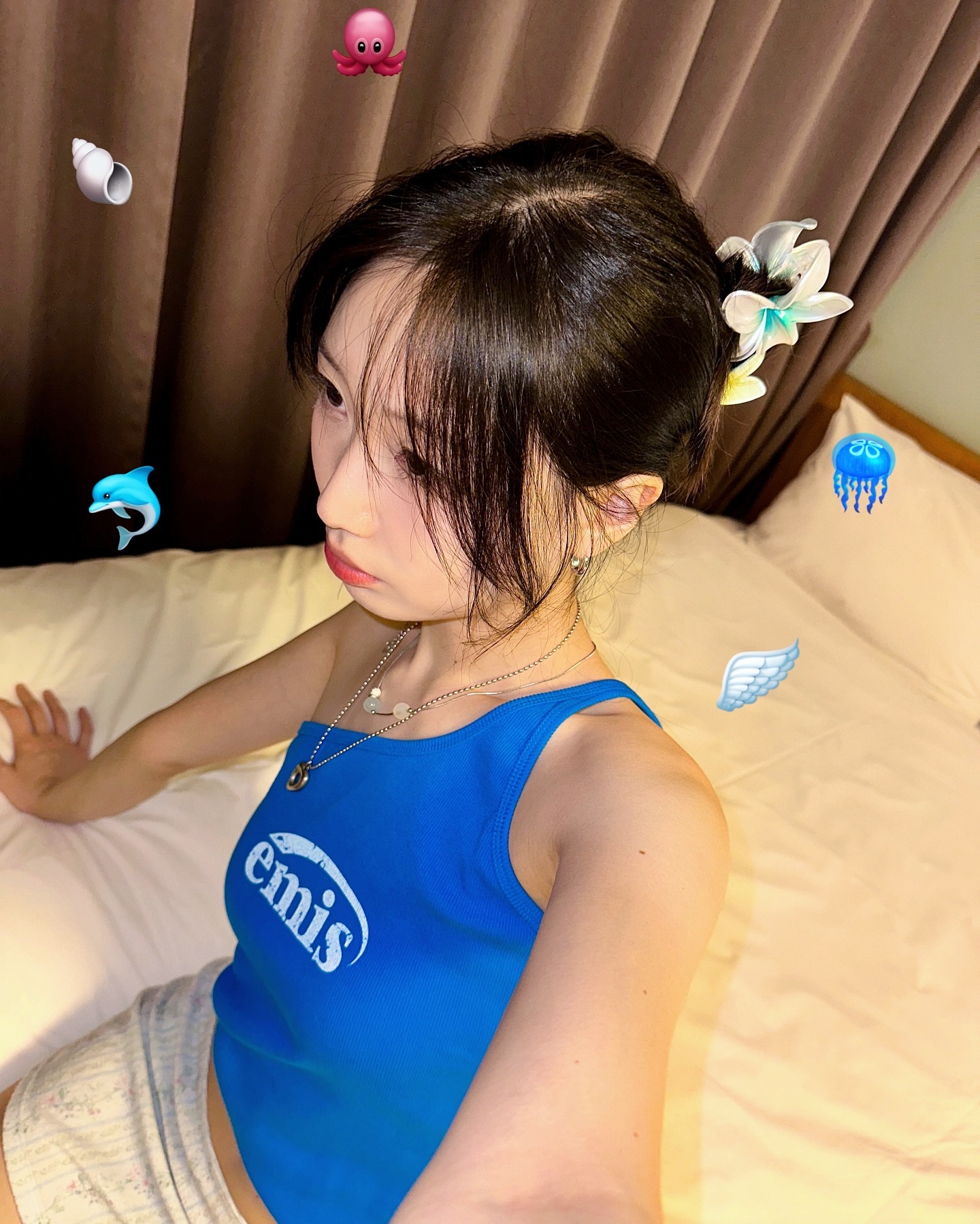 [Lovelyz] Ryu Su-jeong wearing cool blue beachwear on the beach +