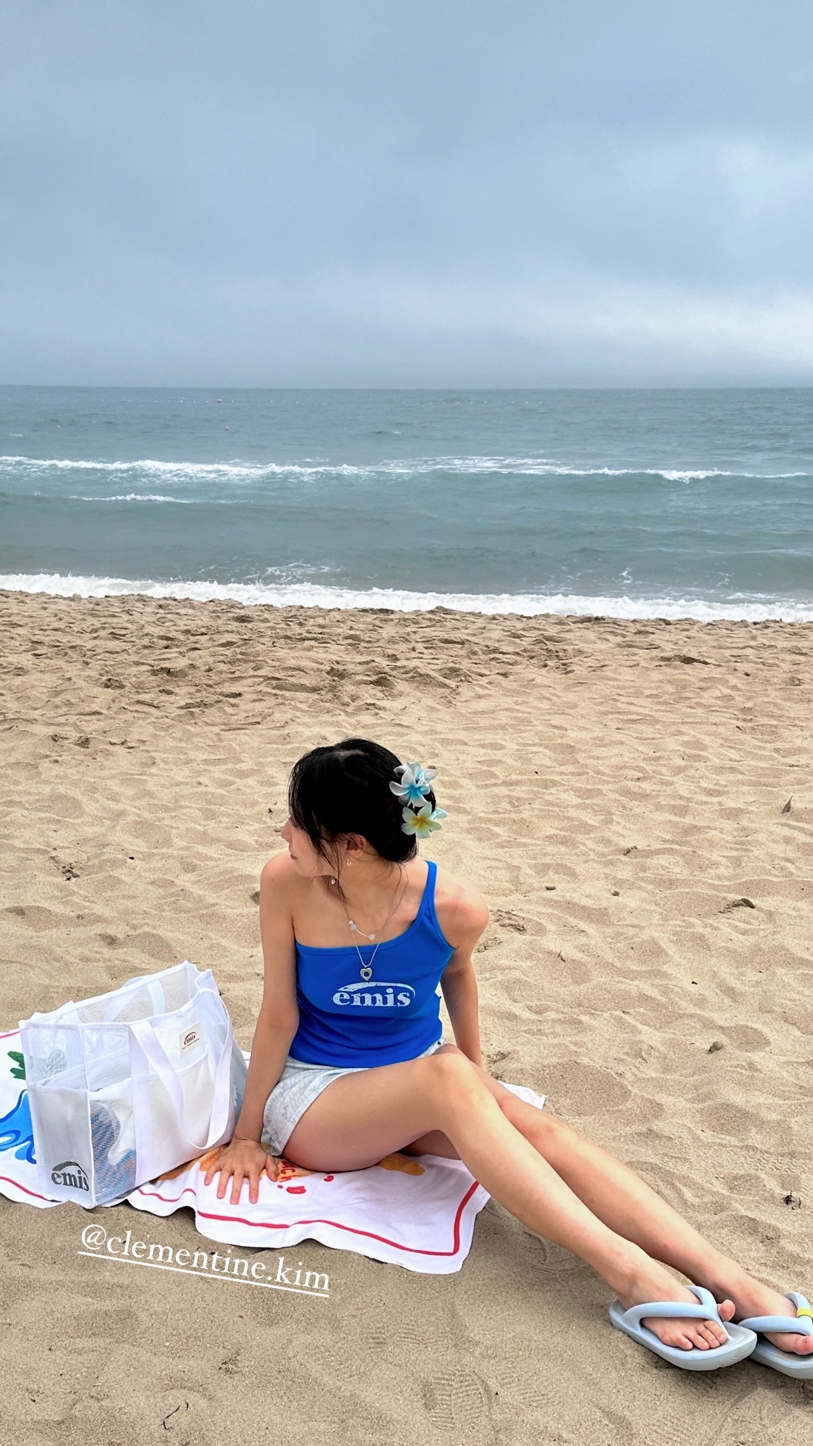 [Lovelyz] Ryu Su-jeong wearing cool blue beachwear on the beach +