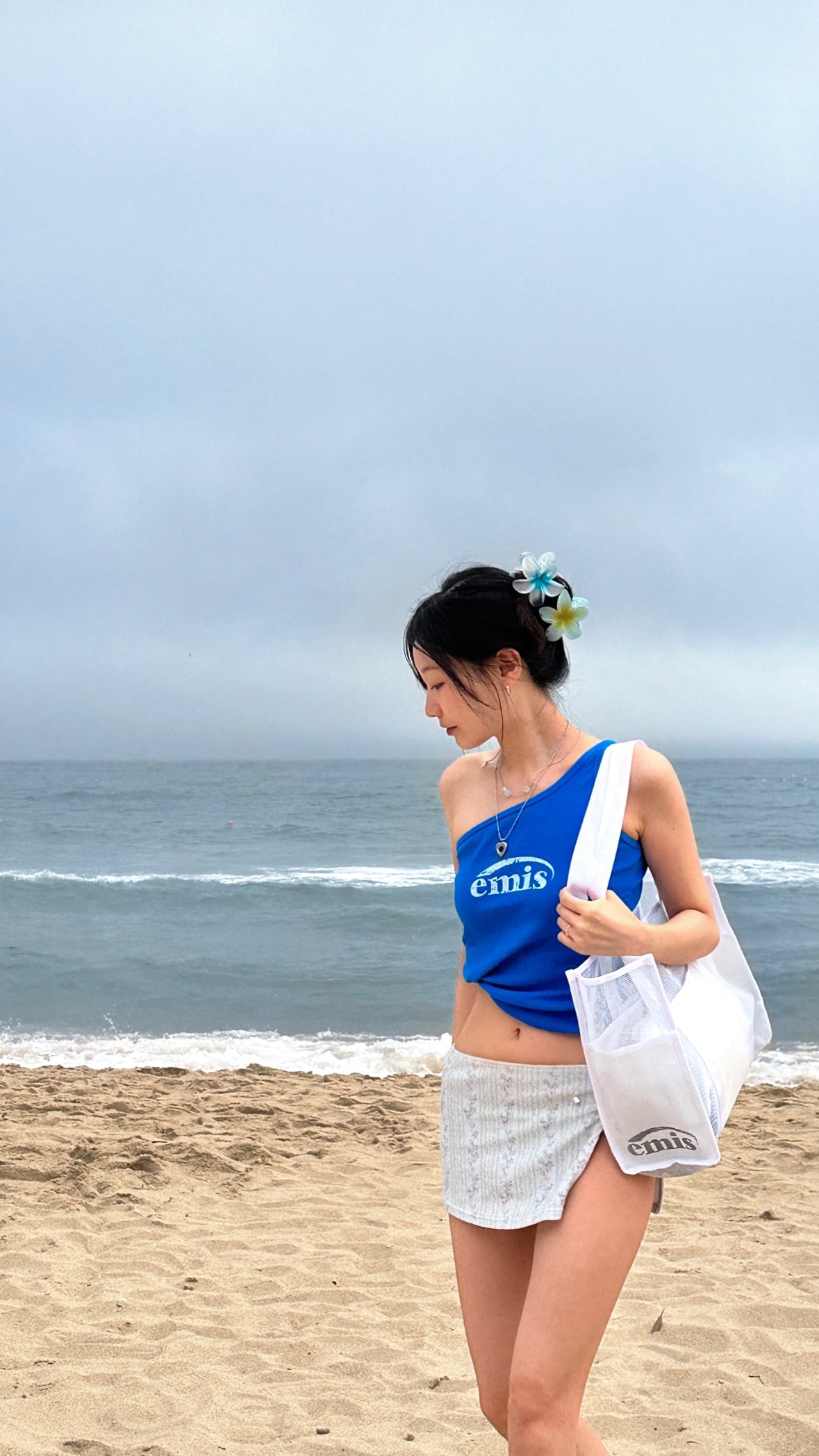 [Lovelyz] Ryu Su-jeong wearing cool blue beachwear on the beach +