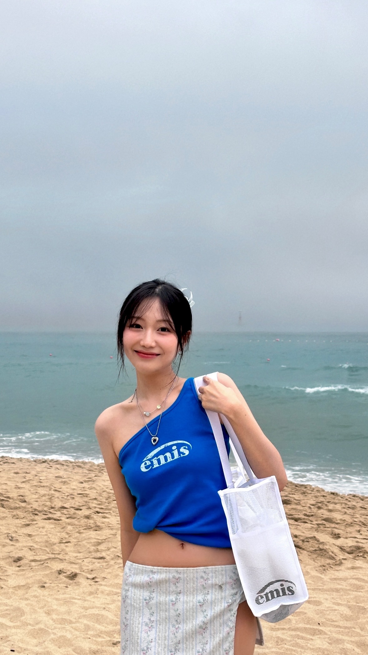 [Lovelyz] Ryu Su-jeong wearing cool blue beachwear on the beach +