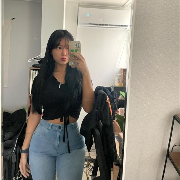 Model Sehee's lower body confidence exuding selfie