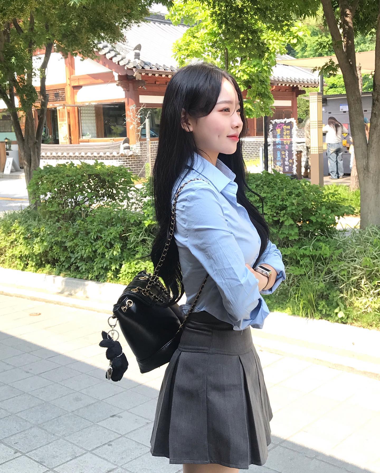 A style to look back on while walking in Seongsu