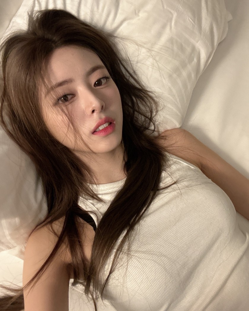 [ITZY] Yuna bed selfie (ITZY)