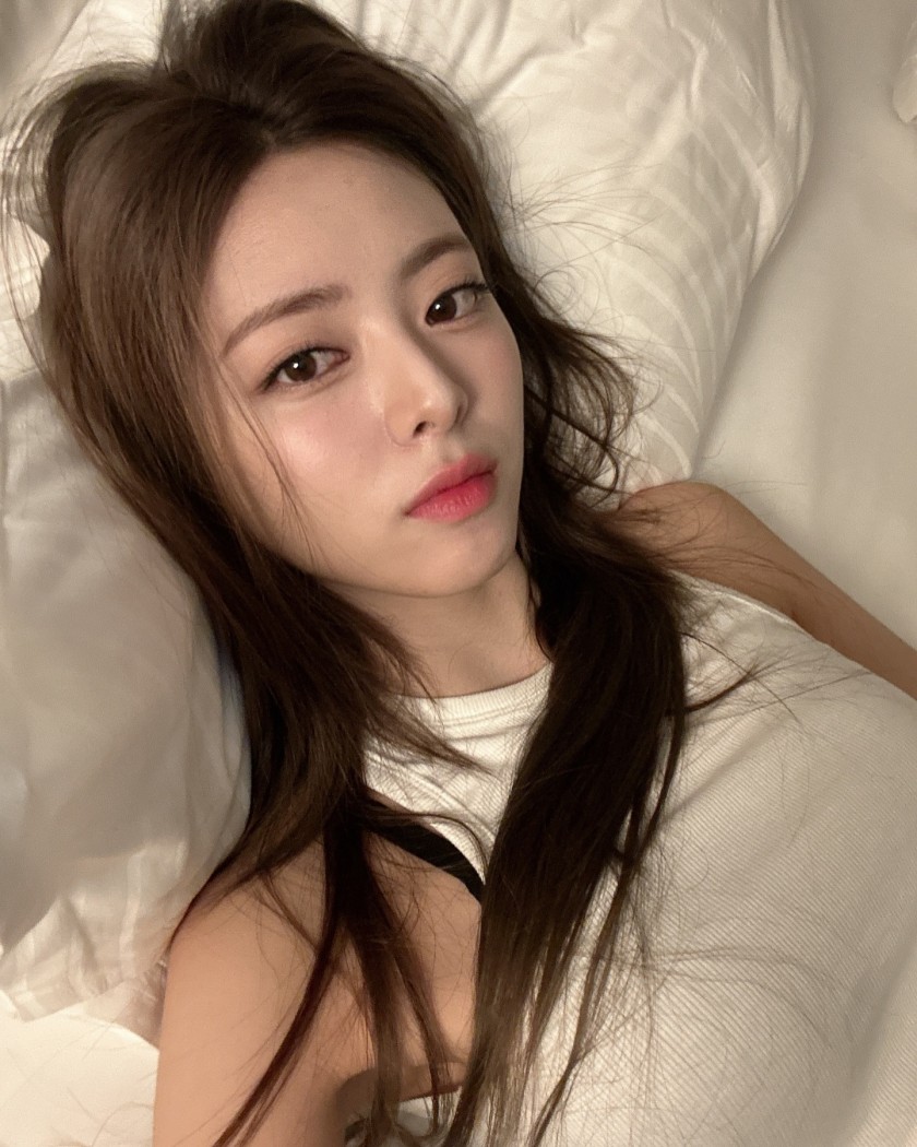 [ITZY] Yuna bed selfie (ITZY)