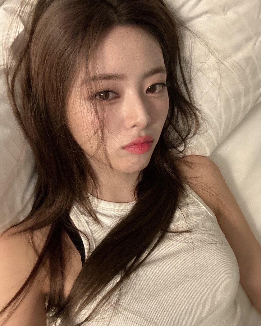 [ITZY] Yuna bed selfie (ITZY)