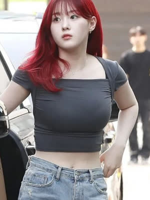 Kepler Kim Chae-hyun, tight t-shirt on the way to work, heavy breasts, bra marks