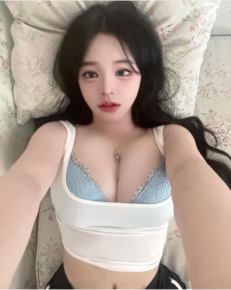 Son Ming bed shot Light blue lace bra with heavy breasts