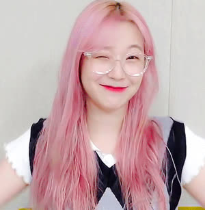 Cute pink hair fromis_nine Baek Ji-heon