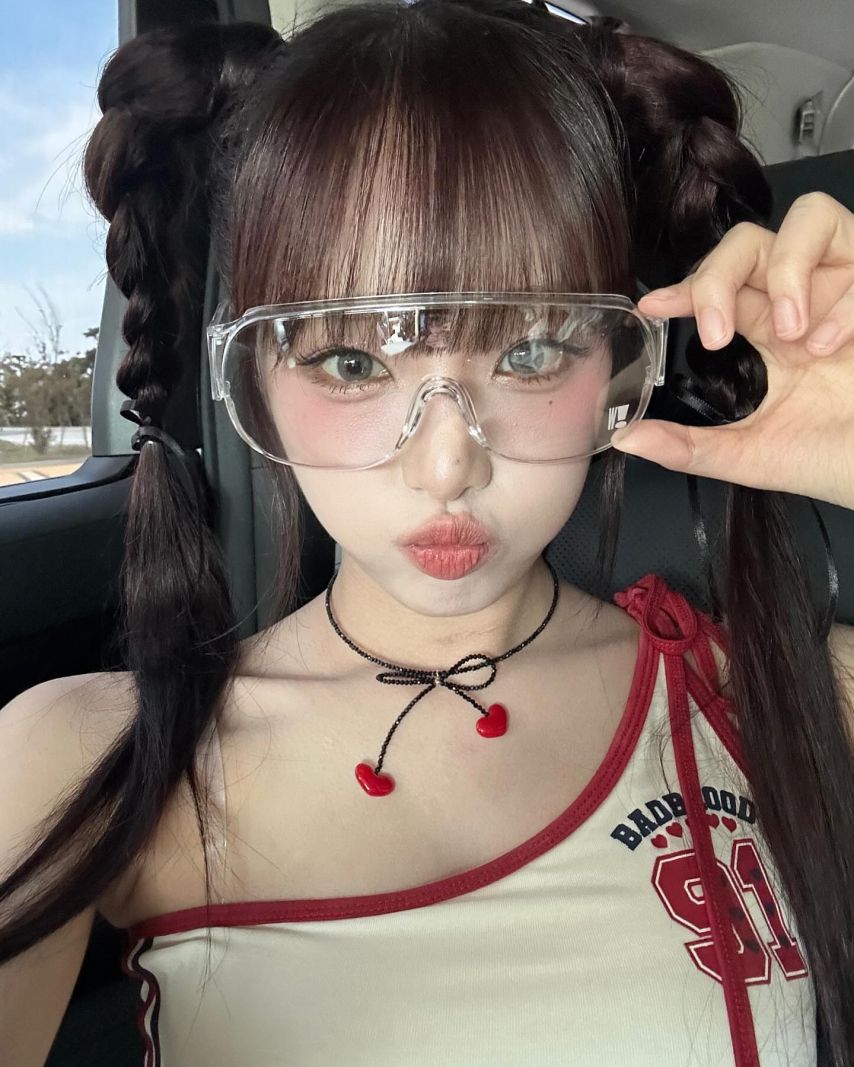 (SOUND)Choi Yena's bulging tank top with two ponytails