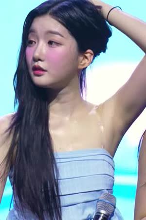 Triple S's Kim Yu-yeon raising her hair because it's hot