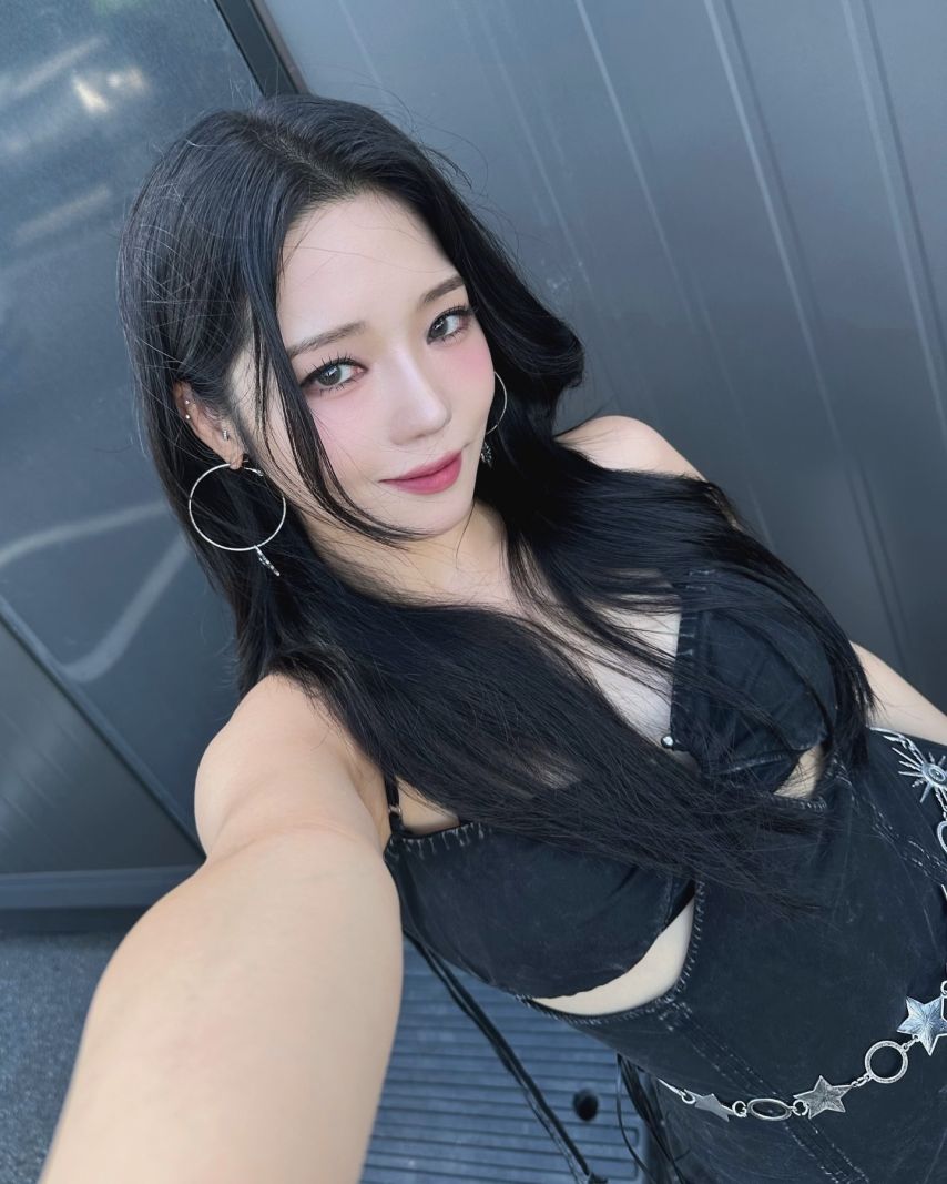 Fromis Nine Noh Ji-seon's fluttering skirt