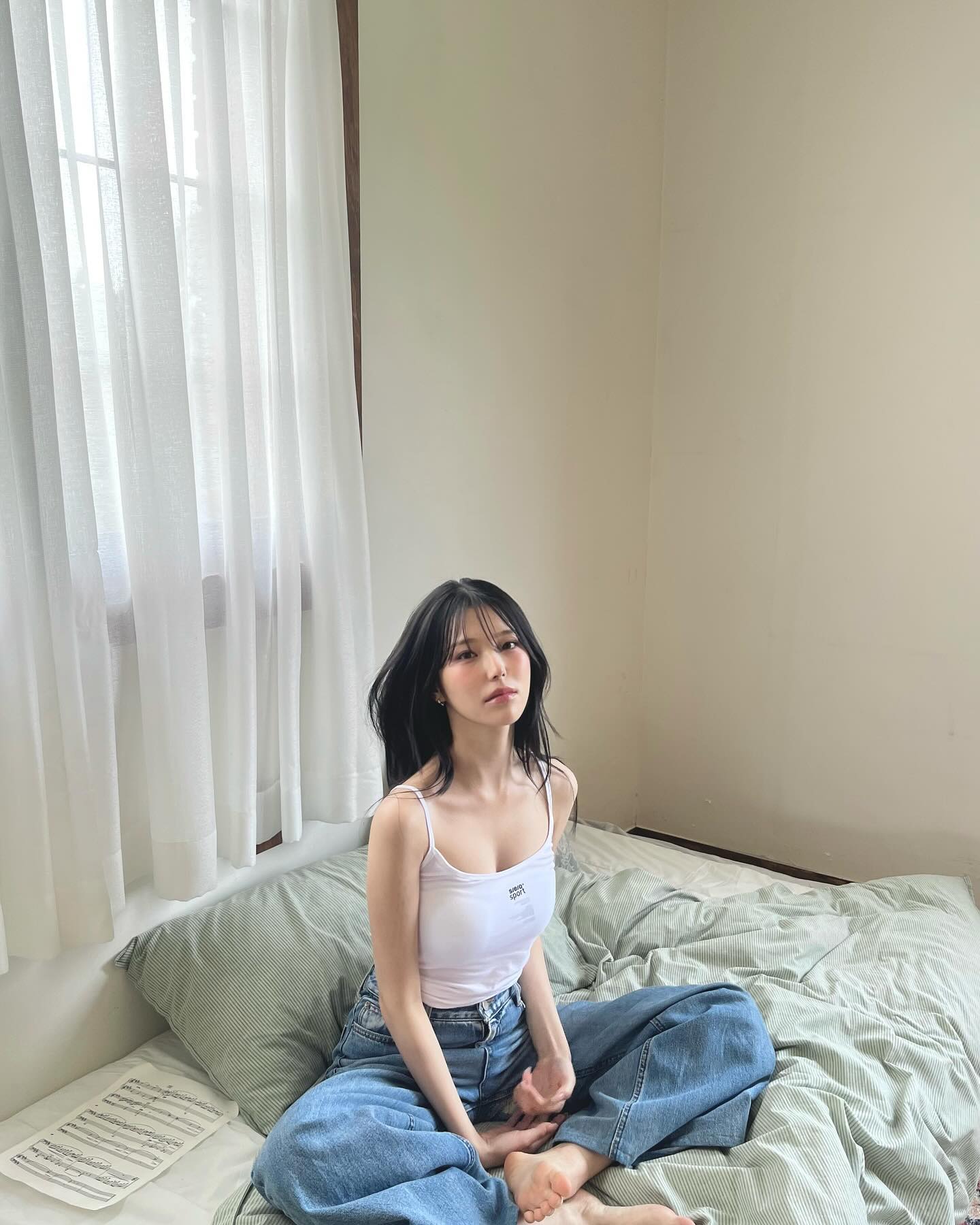 Baek Ji-heon from Fromis Nine with voluminous white string tank top and sweet bust - Instagram