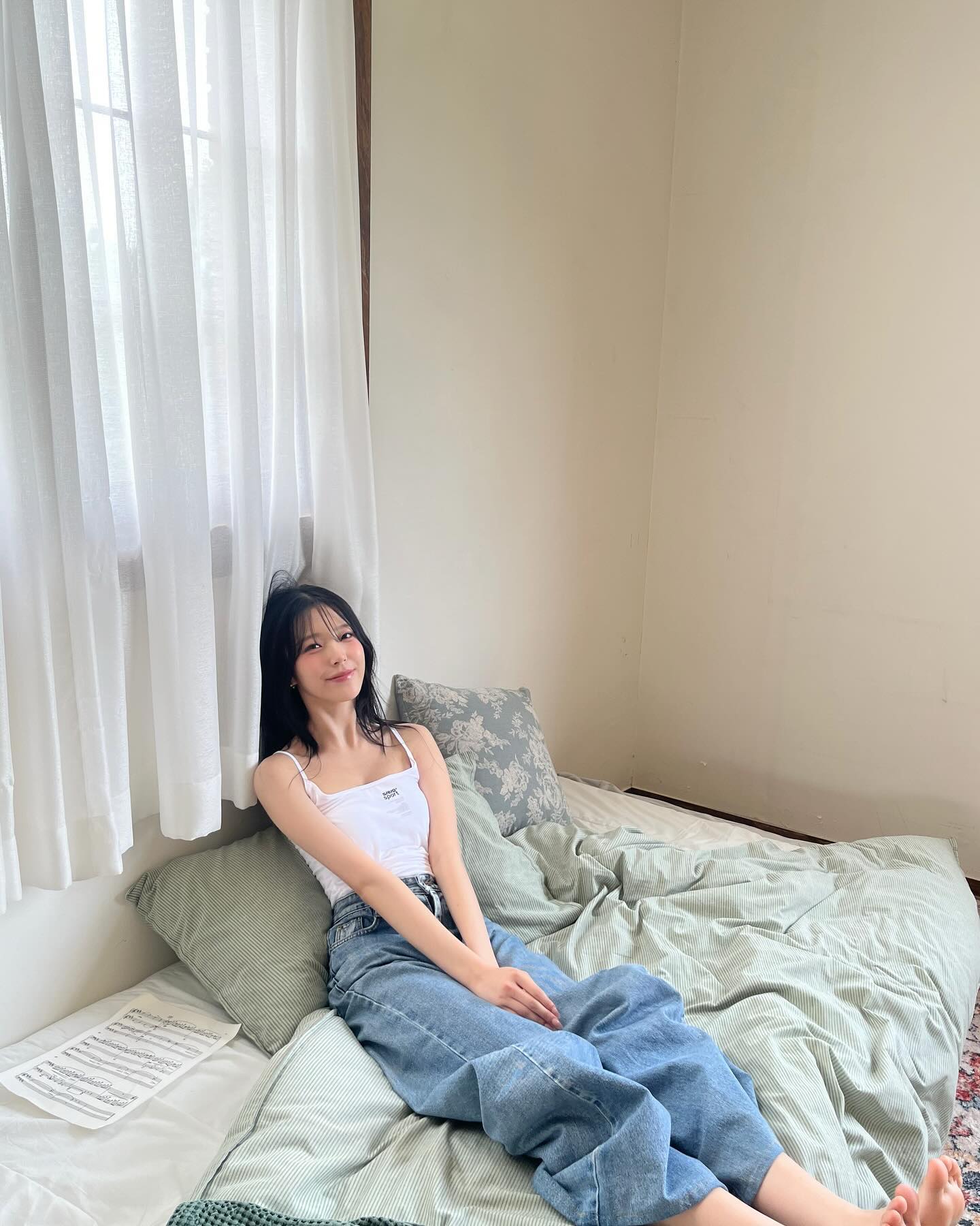 Baek Ji-heon from Fromis Nine with voluminous white string tank top and sweet bust - Instagram