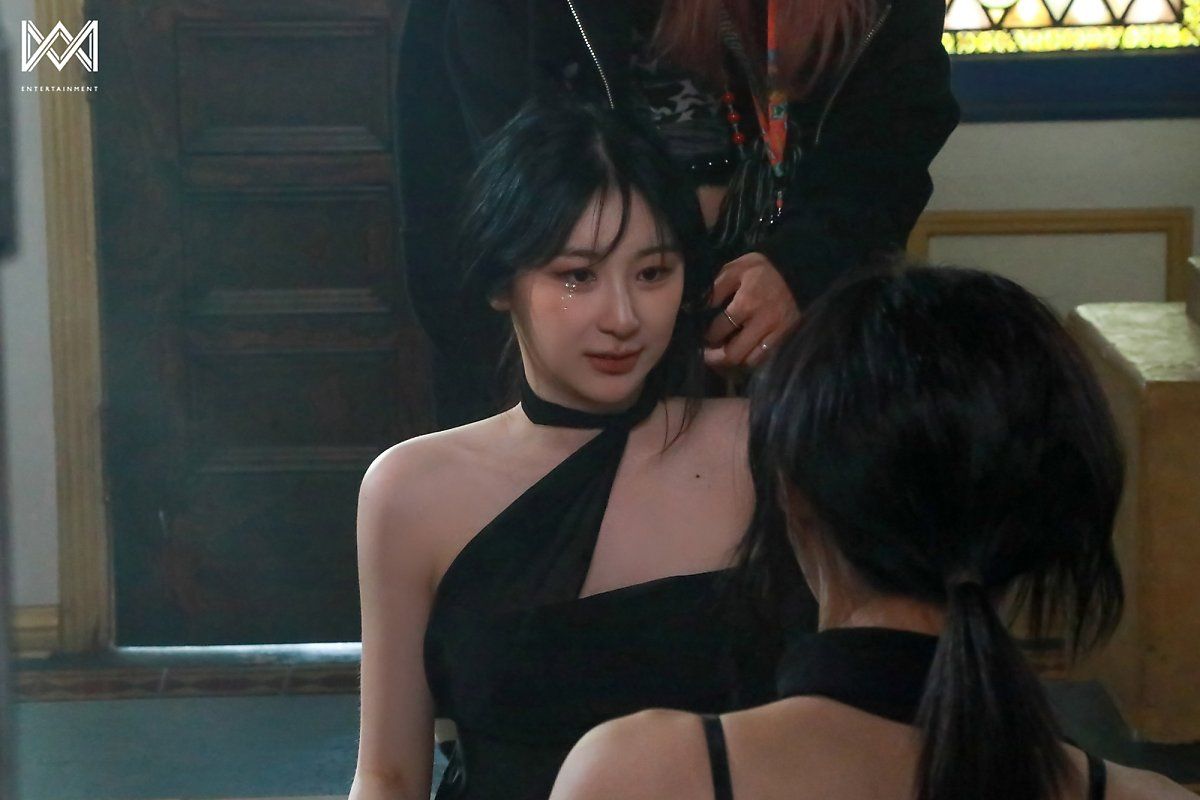 Behind the scenes of Lee Chae-yeon’s MV filming