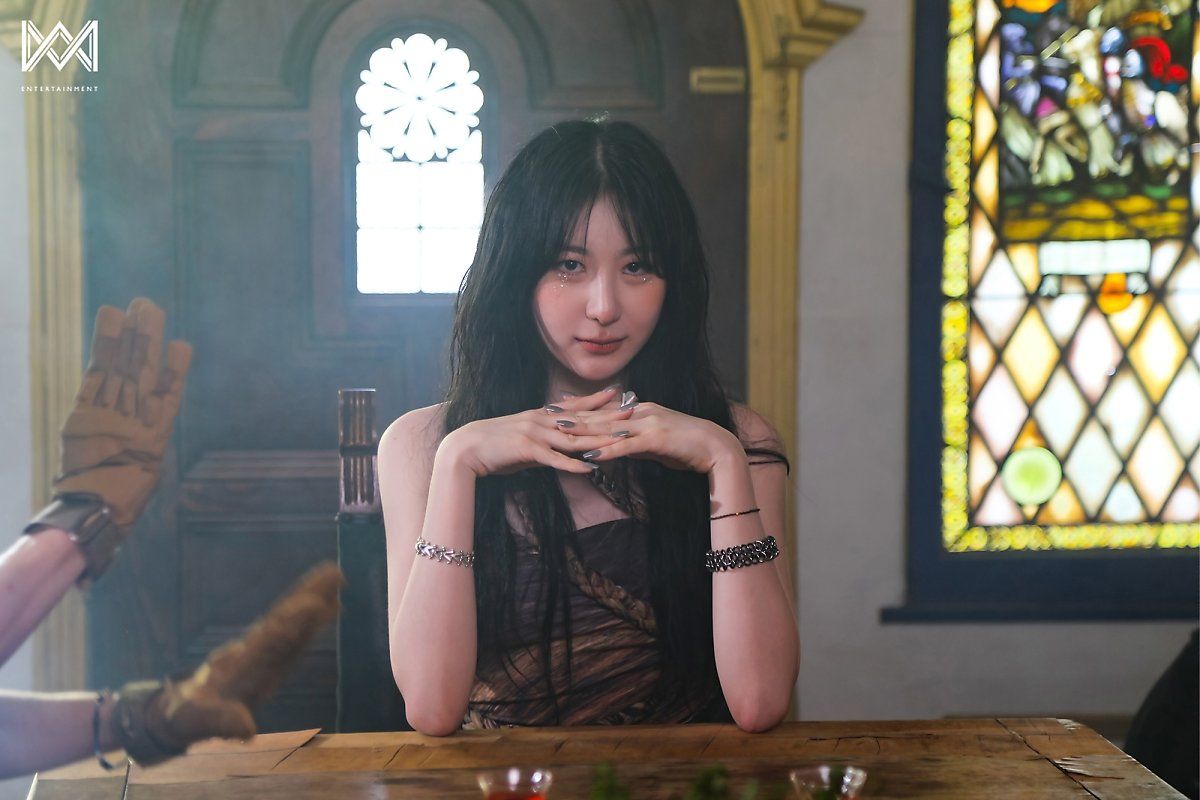 Behind the scenes of Lee Chae-yeon’s MV filming