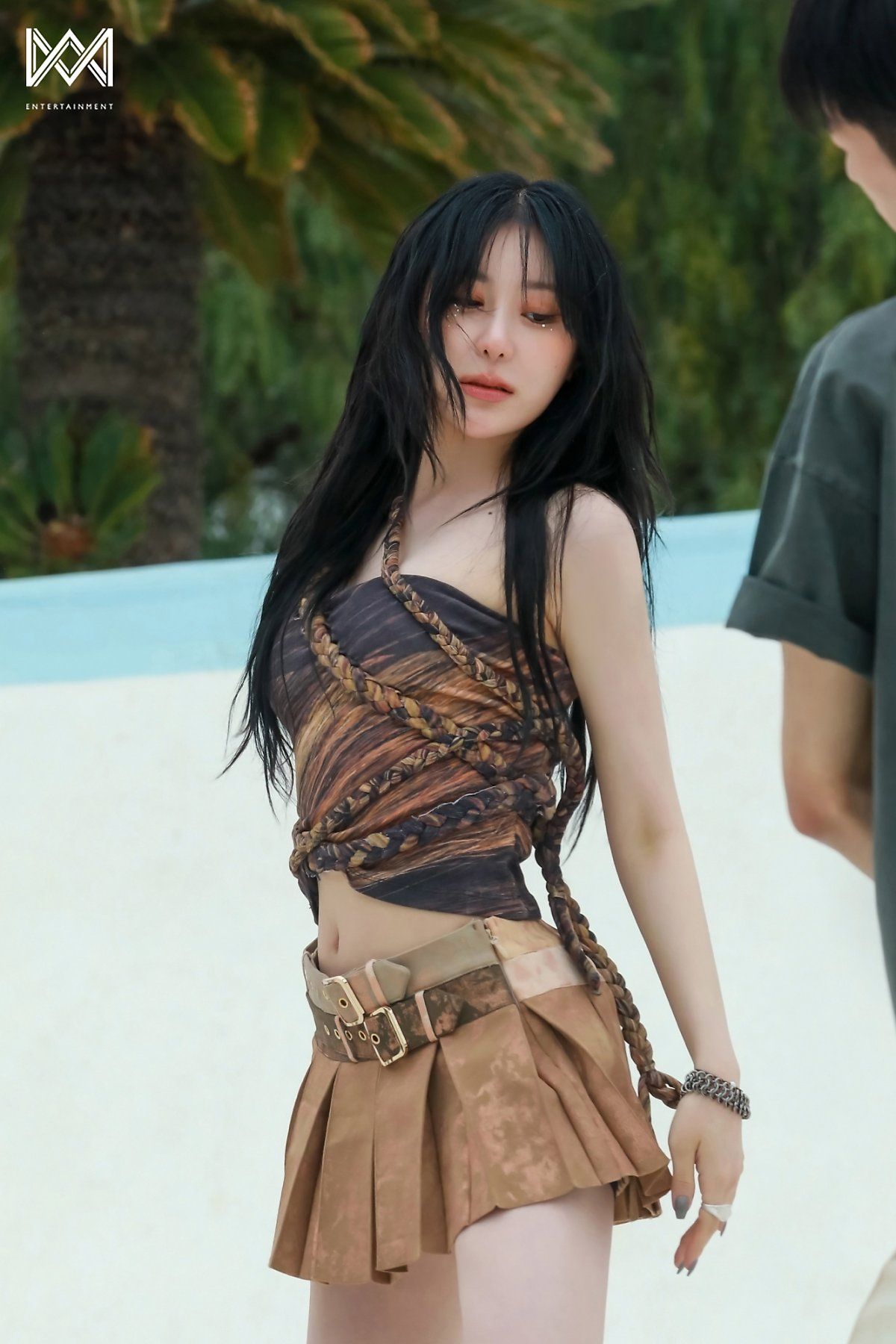 Behind the scenes of Lee Chae-yeon’s MV filming