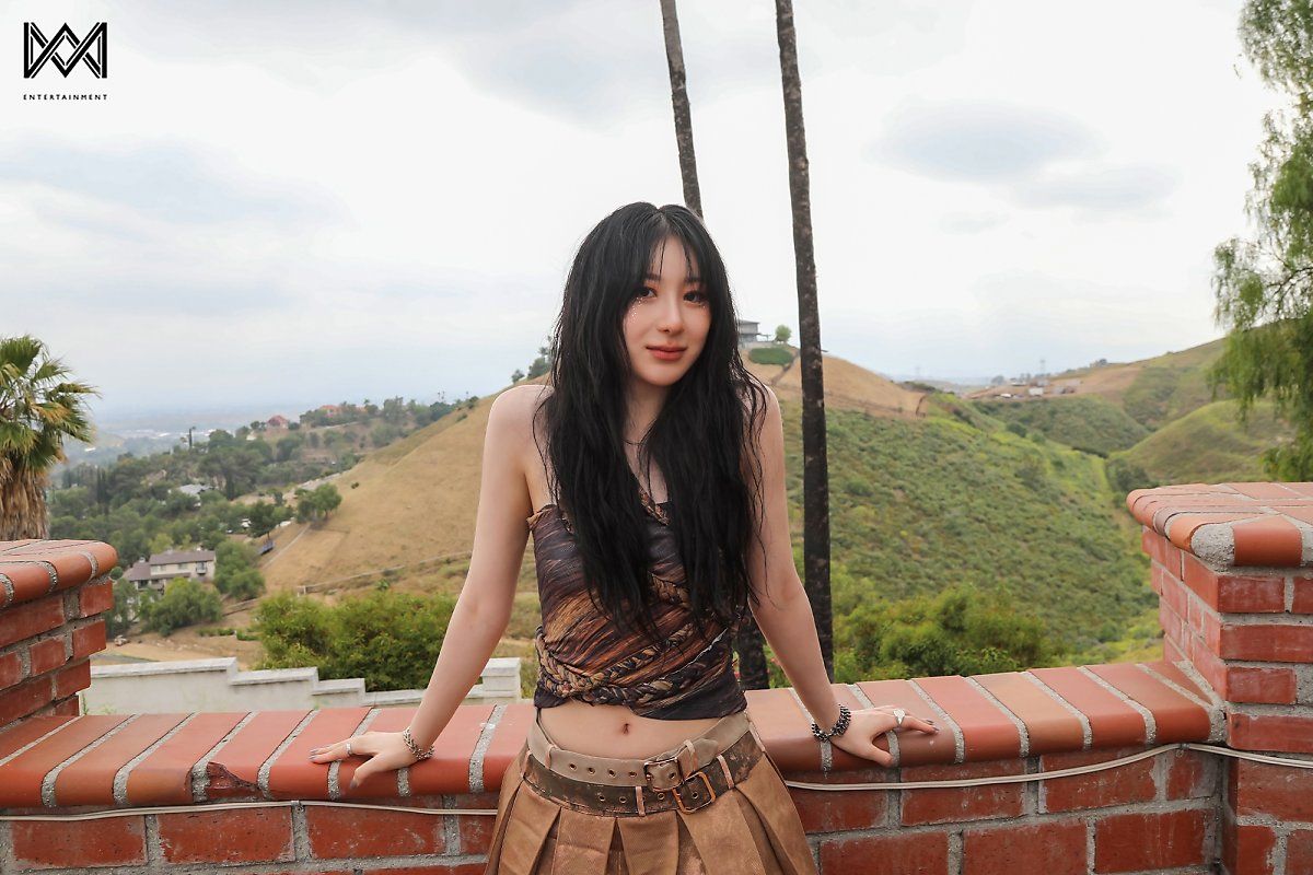 Behind the scenes of Lee Chae-yeon’s MV filming