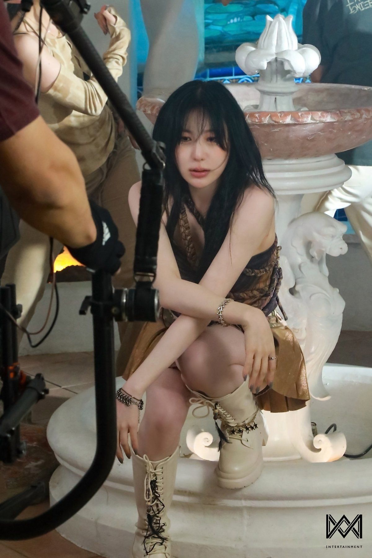 Behind the scenes of Lee Chae-yeon’s MV filming