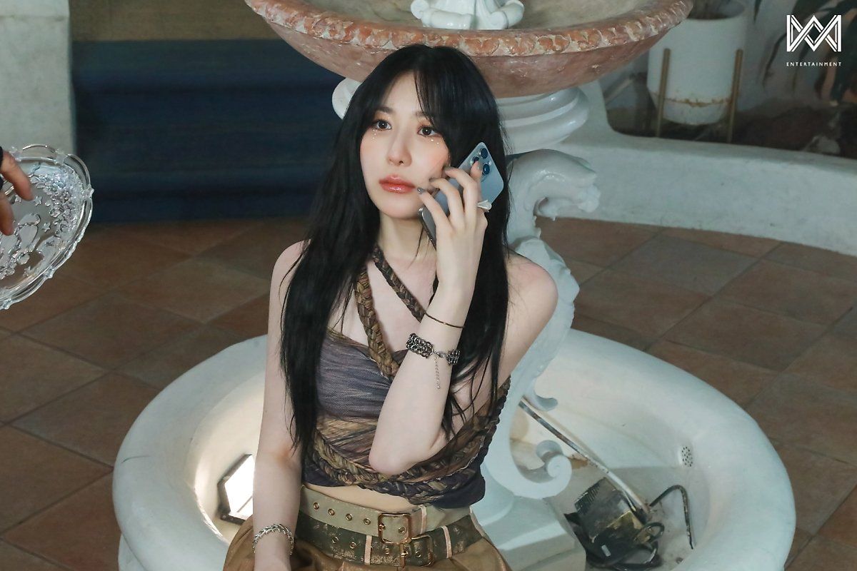 Behind the scenes of Lee Chae-yeon’s MV filming