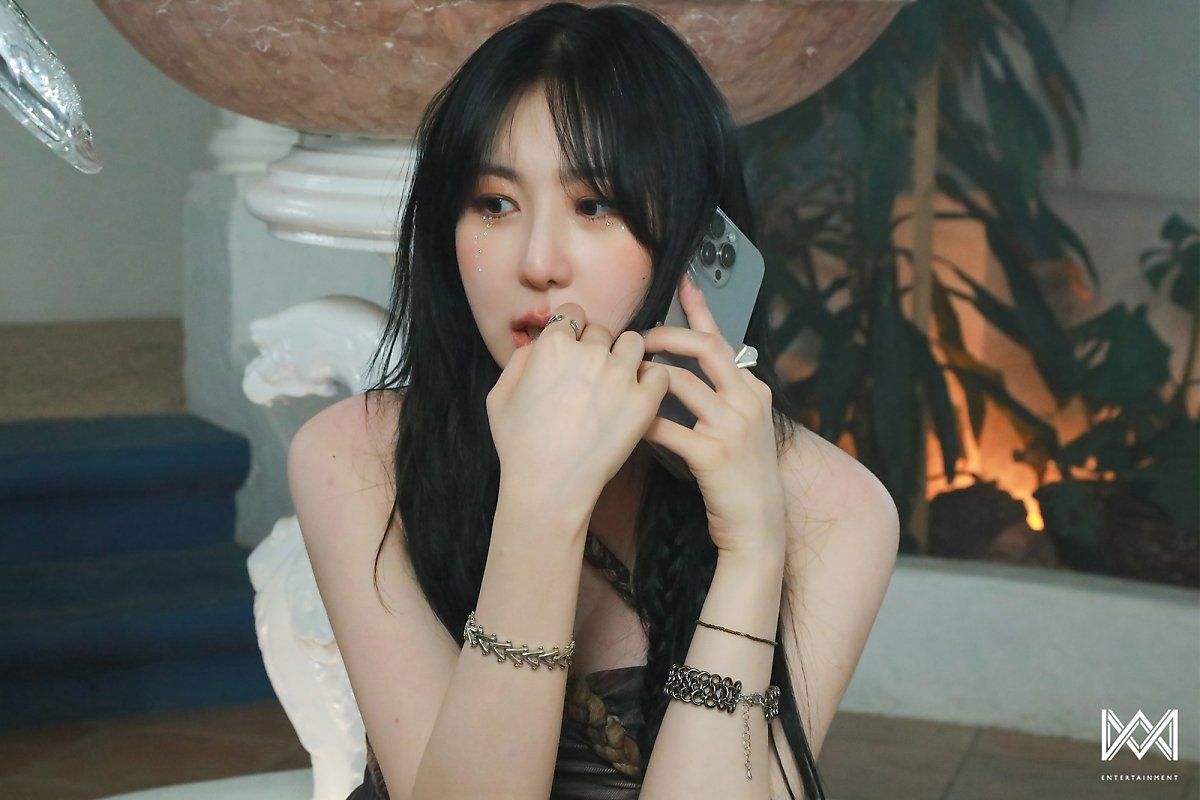 Behind the scenes of Lee Chae-yeon’s MV filming