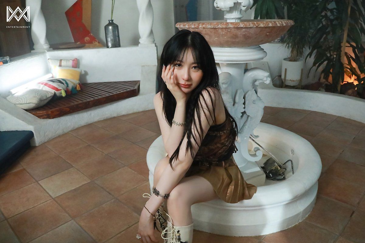 Behind the scenes of Lee Chae-yeon’s MV filming