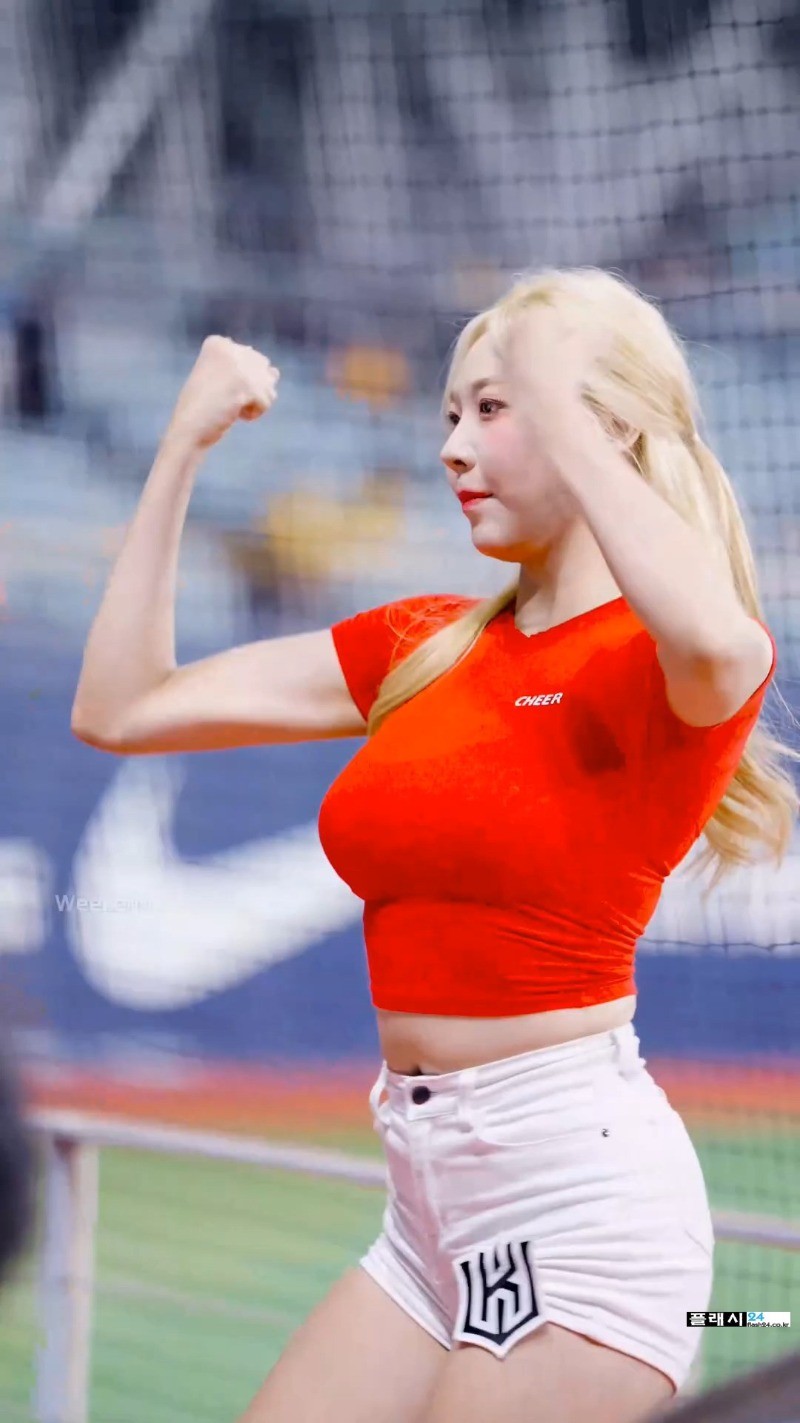 ㅇㅎ) Jo Ye-rin cheerleader heavy crop red T-shirt