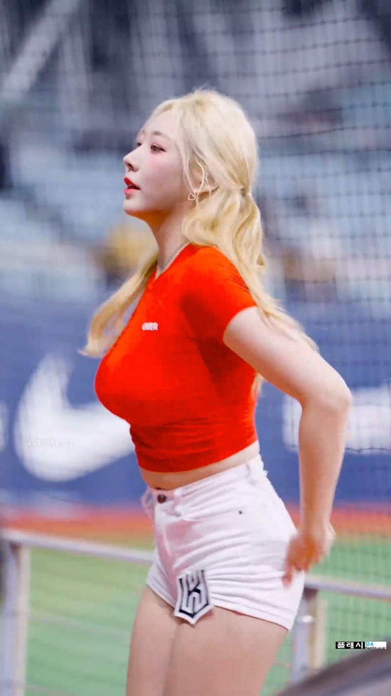 ㅇㅎ) Jo Ye-rin cheerleader heavy crop red T-shirt