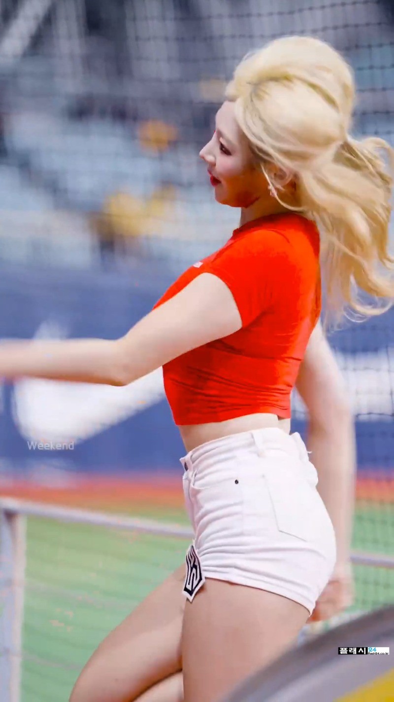 ㅇㅎ) Jo Ye-rin cheerleader heavy crop red T-shirt