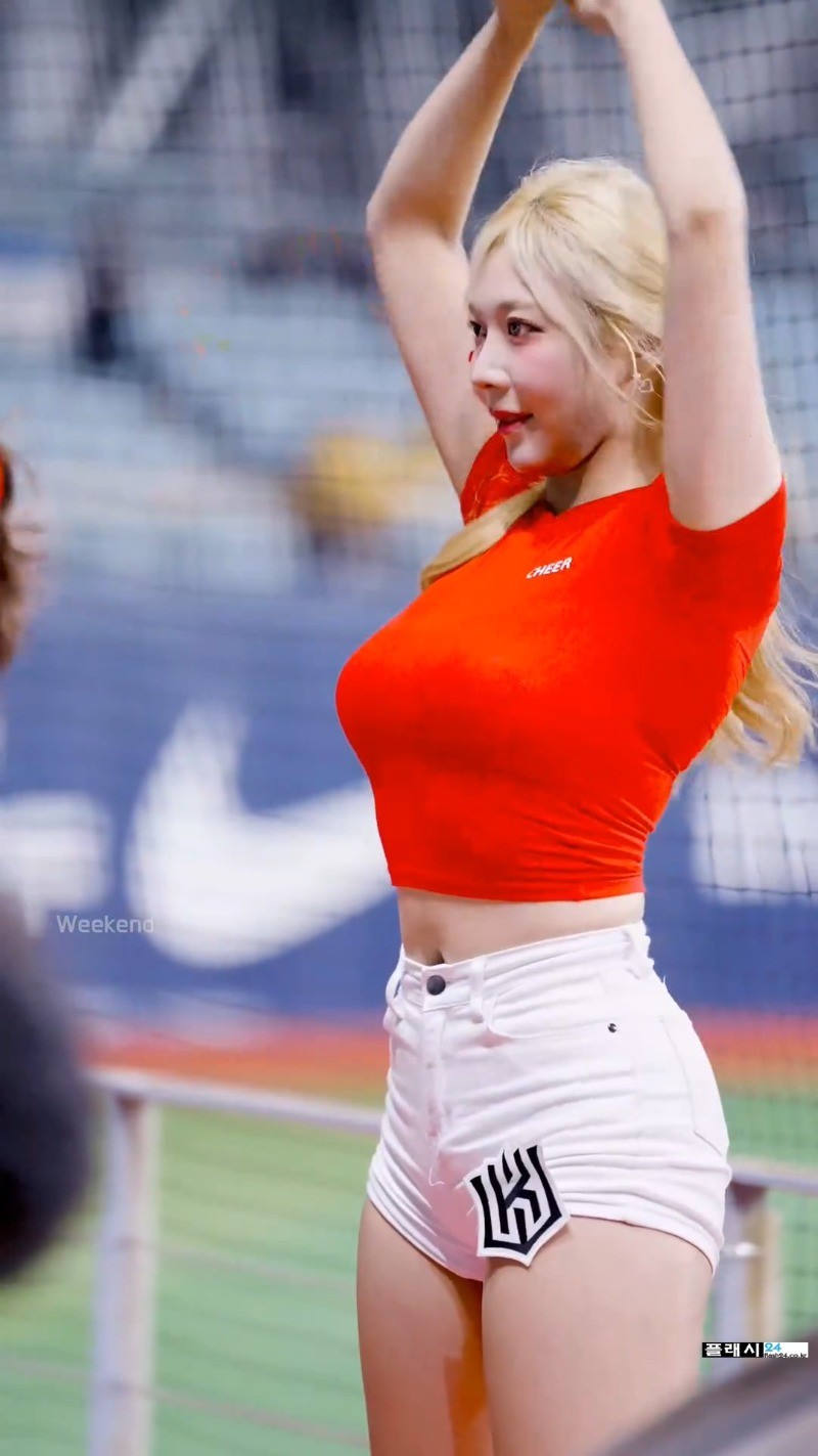 ㅇㅎ) Jo Ye-rin cheerleader heavy crop red T-shirt