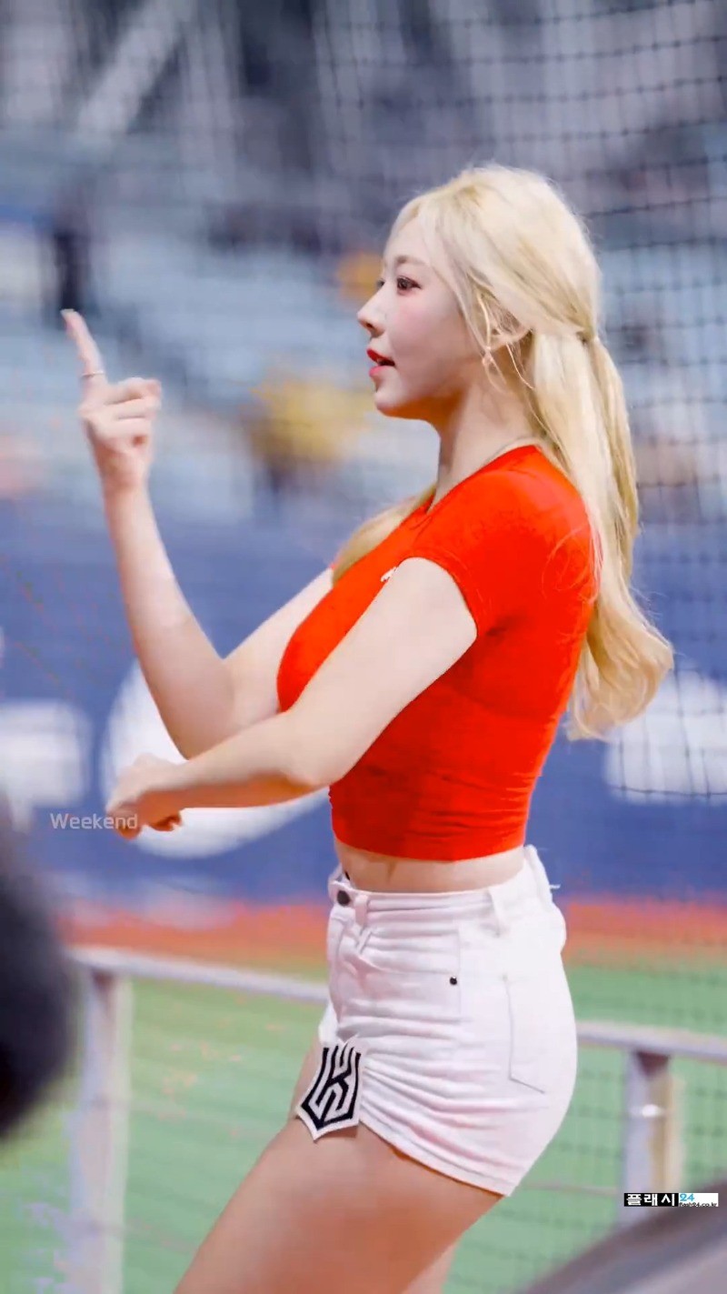 ㅇㅎ) Jo Ye-rin cheerleader heavy crop red T-shirt