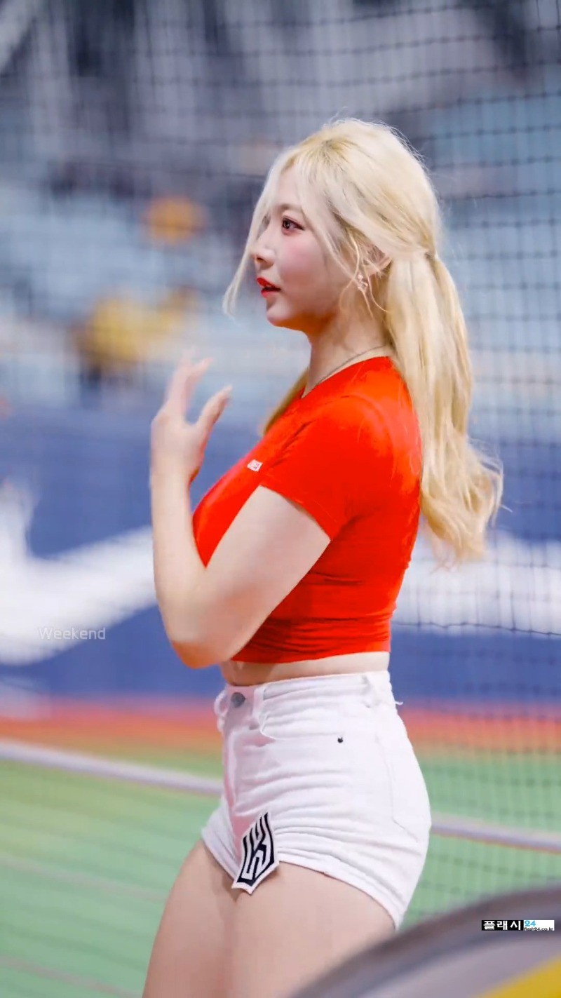 ㅇㅎ) Jo Ye-rin cheerleader heavy crop red T-shirt