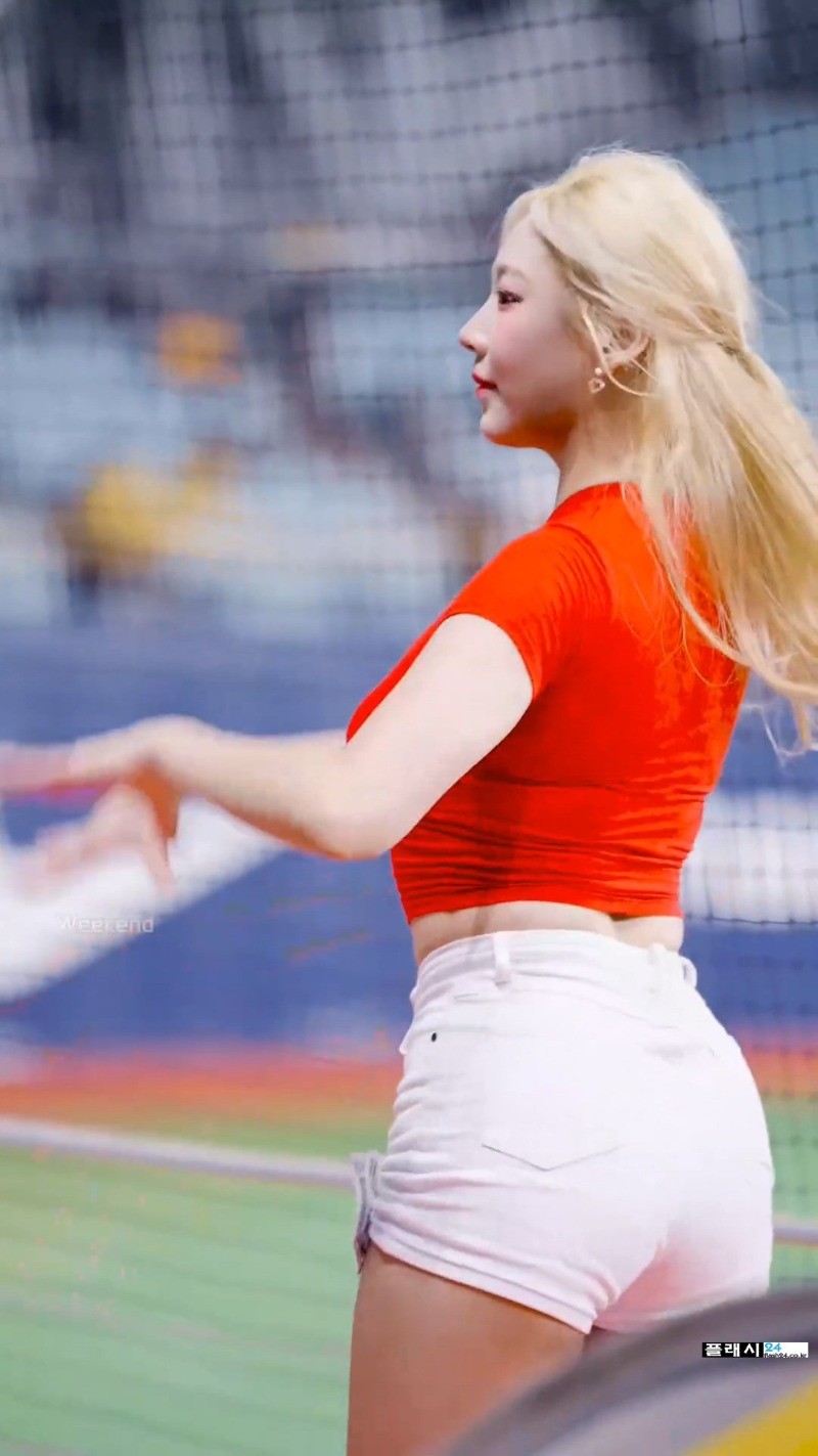 ㅇㅎ) Jo Ye-rin cheerleader heavy crop red T-shirt