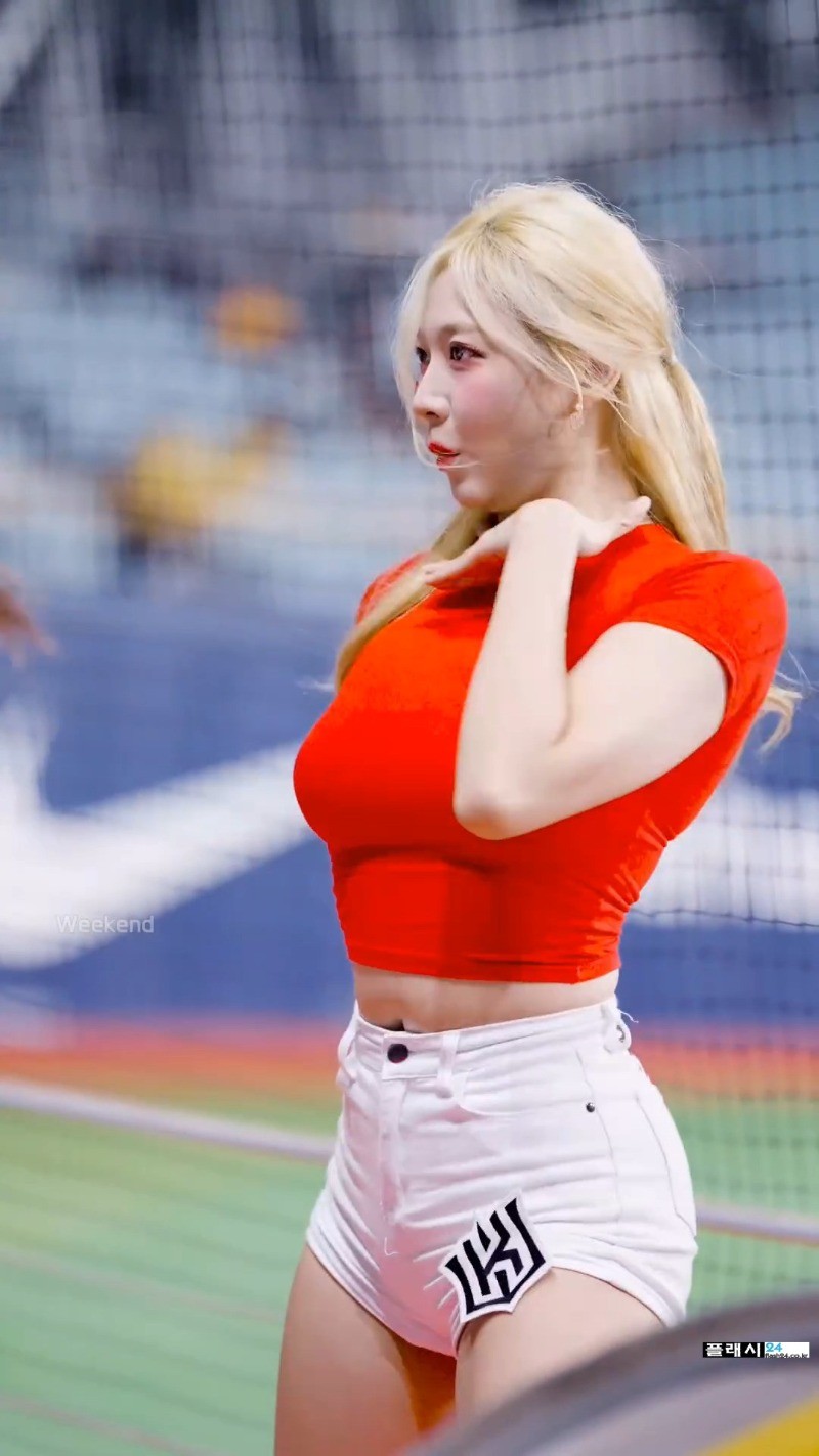 ㅇㅎ) Jo Ye-rin cheerleader heavy crop red T-shirt