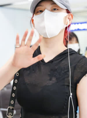 Kepler Kim Chae-hyun Airport Fashion See-through Black Bra