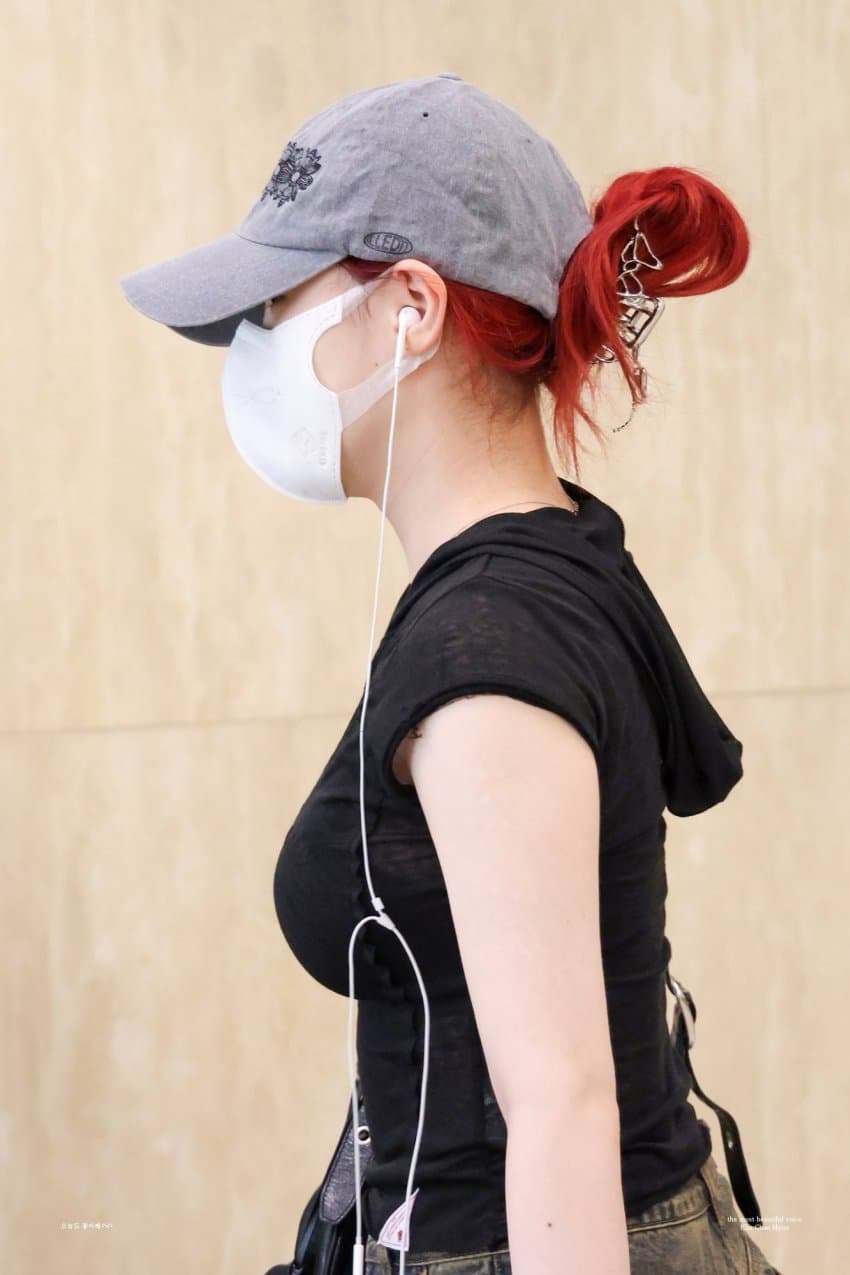 Kepler Kim Chae-hyun Airport Fashion See-through Black Bra