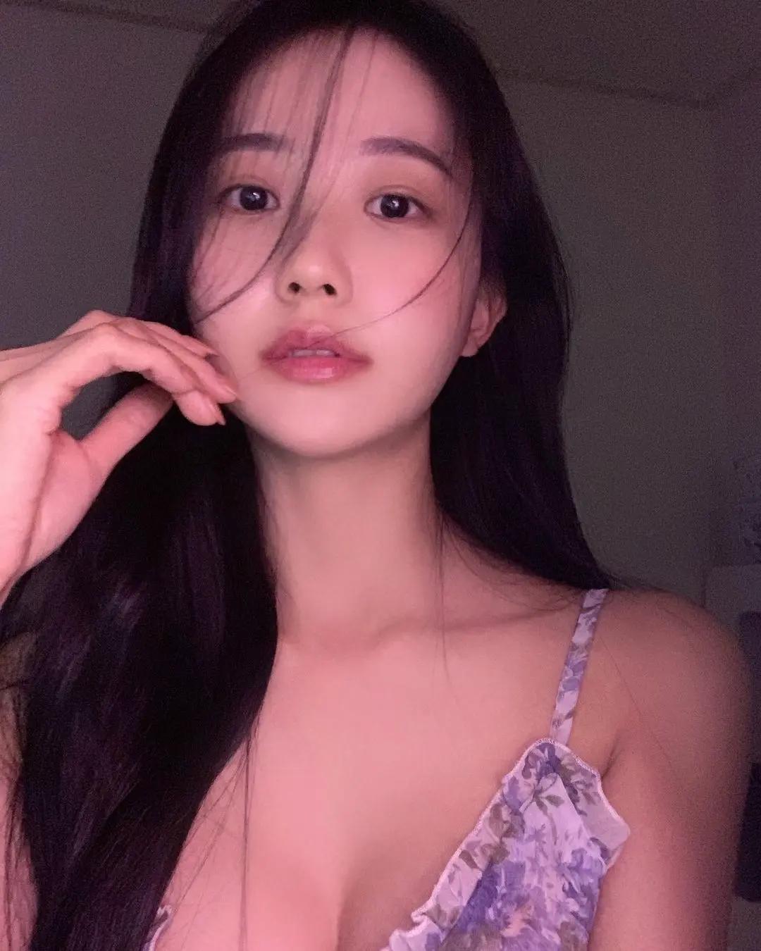 Model Hyunjin Kim