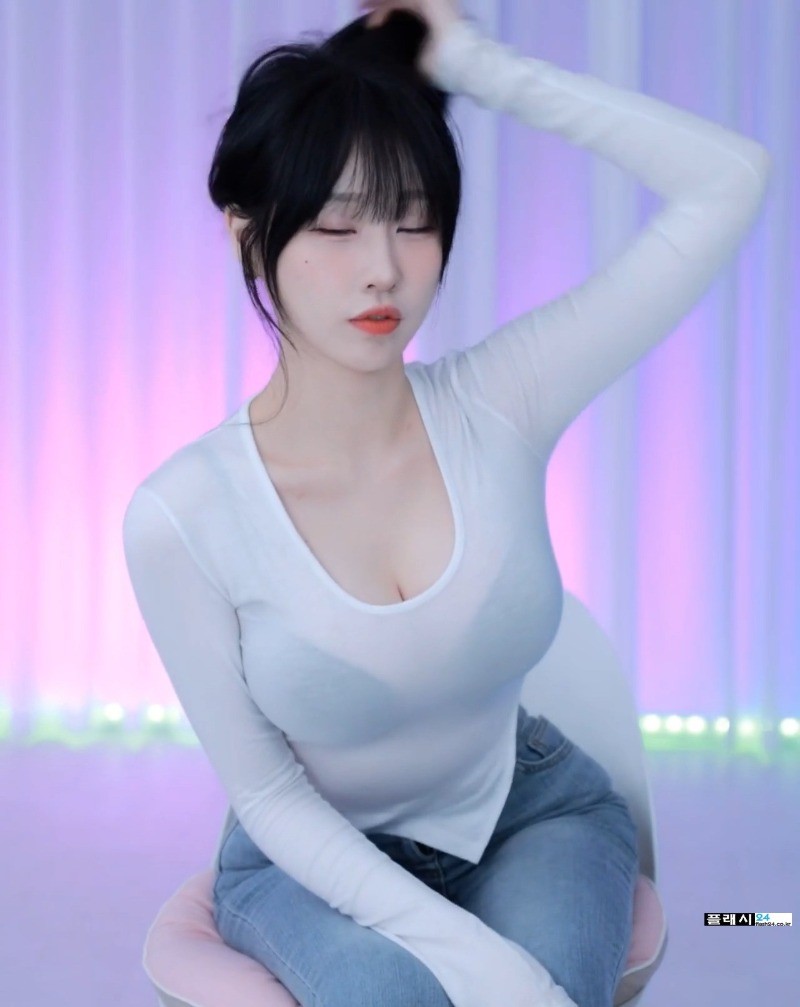 ㅇㅎ) A white t-shirt with a bra showing through