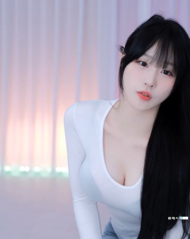 ㅇㅎ) A white t-shirt with a bra showing through