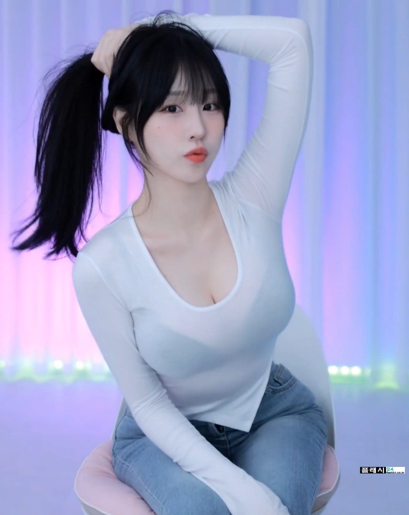 ㅇㅎ) A white t-shirt with a bra showing through