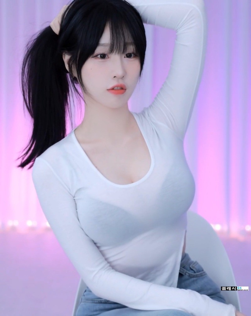 ㅇㅎ) A white t-shirt with a bra showing through