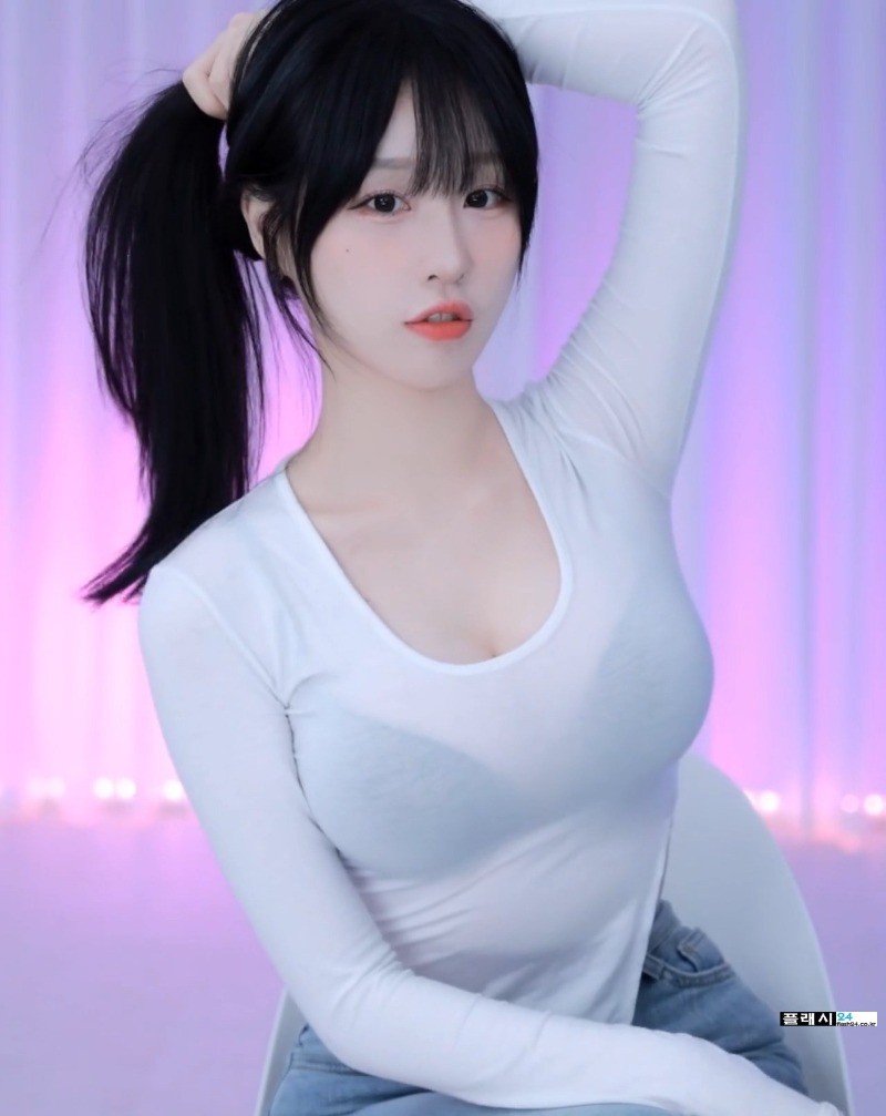 ㅇㅎ) A white t-shirt with a bra showing through