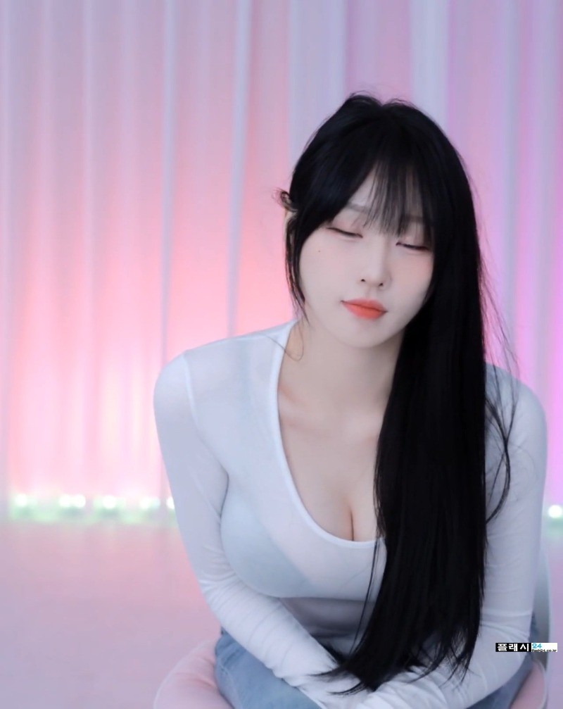 ㅇㅎ) A white t-shirt with a bra showing through