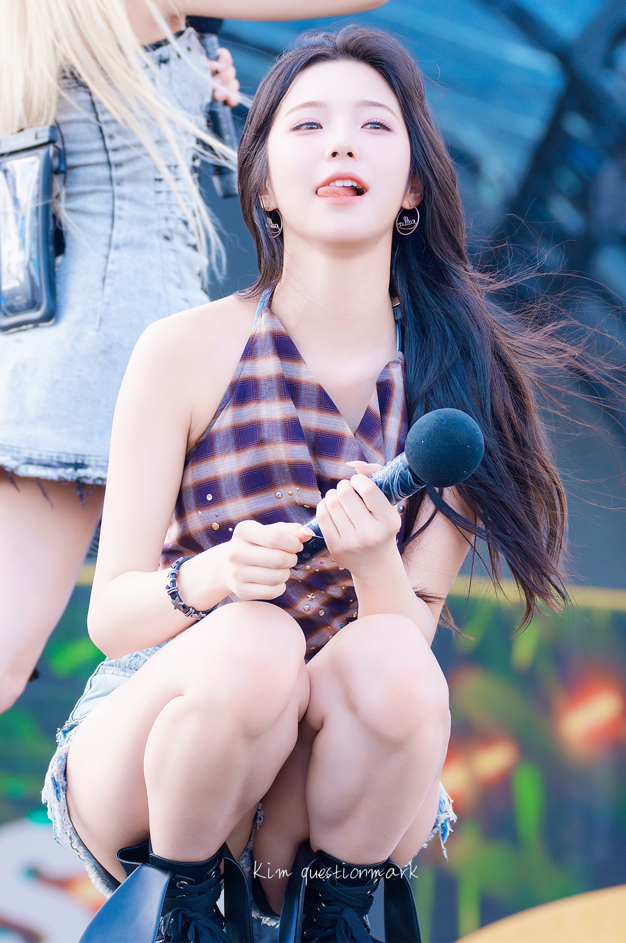 Fromis Nine Baek Ji-heon squatting thighs wearing denim hot pants (ultra high definition)