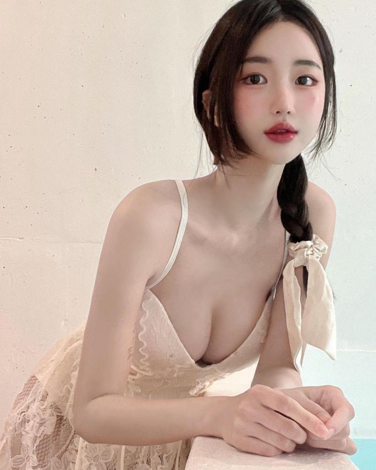 YouTuber Jjangtaku cleavage swimsuit body