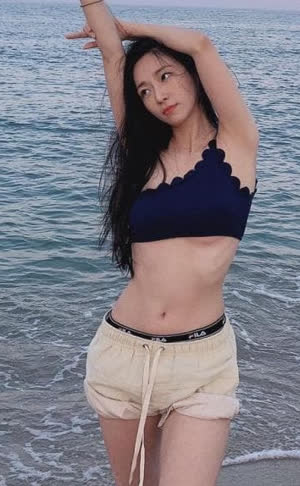 Kimsori bra top underboob slightly