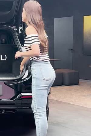 Off-shoulder and skinny jeans announcer Kim Se-yeon gif