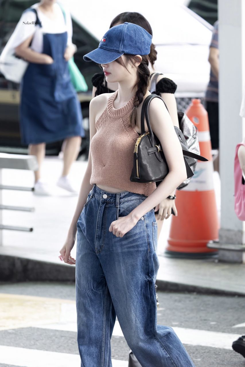 Jang Won-young (Ive) leaving for Chicago