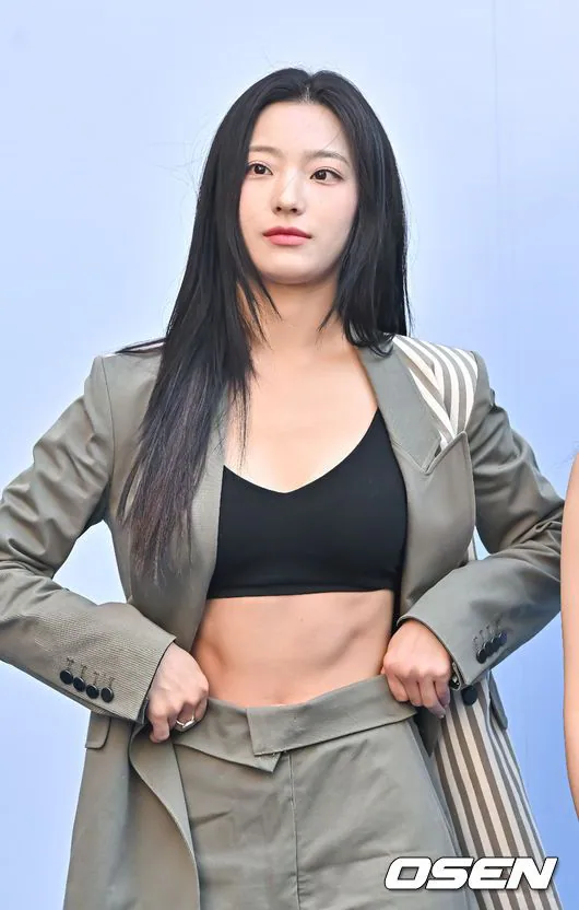 [Photo] Fromis_Nine Lee Sae-rom, ''clear abs strengthened through dance'' (6)