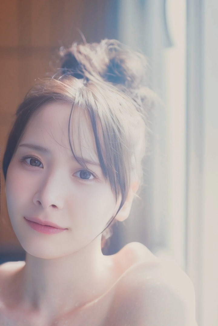 A pretty, good-looking, mid-tier 1st-tier AV actress who will have three works coming out in August.